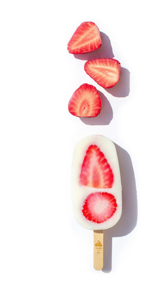 Un bâtonnet original et artisanal, l'ice pop yaourt glacé fraise